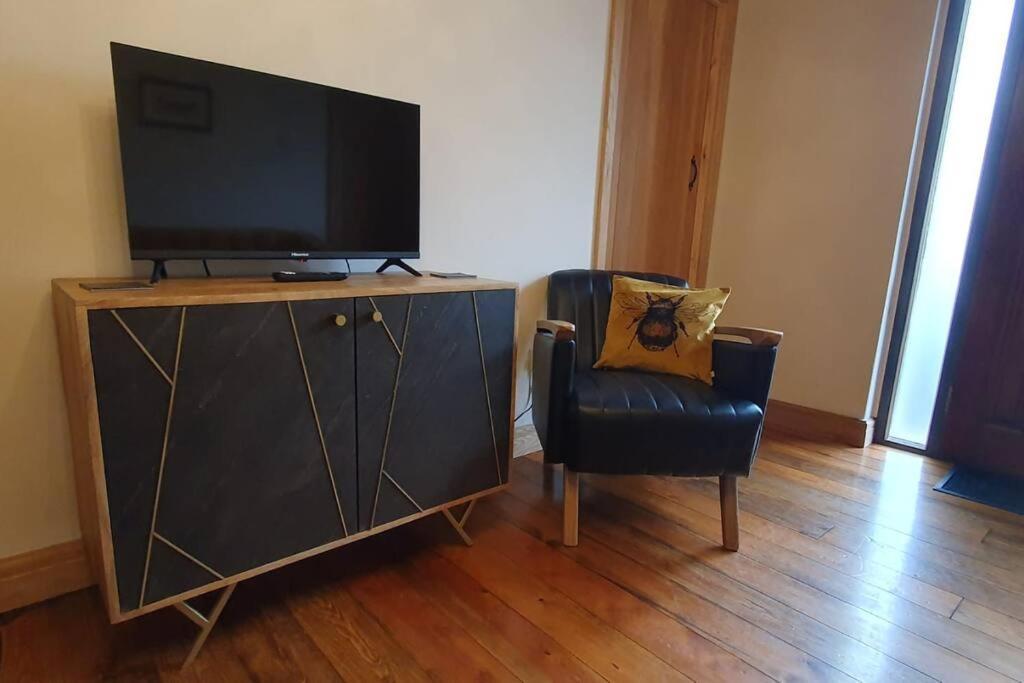 Ty Taf 2 Bed Cottage With Deck & Easy Transport Links Cardiff Exteriör bild