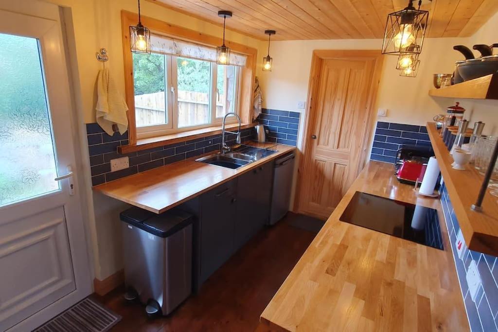 Ty Taf 2 Bed Cottage With Deck & Easy Transport Links Cardiff Exteriör bild