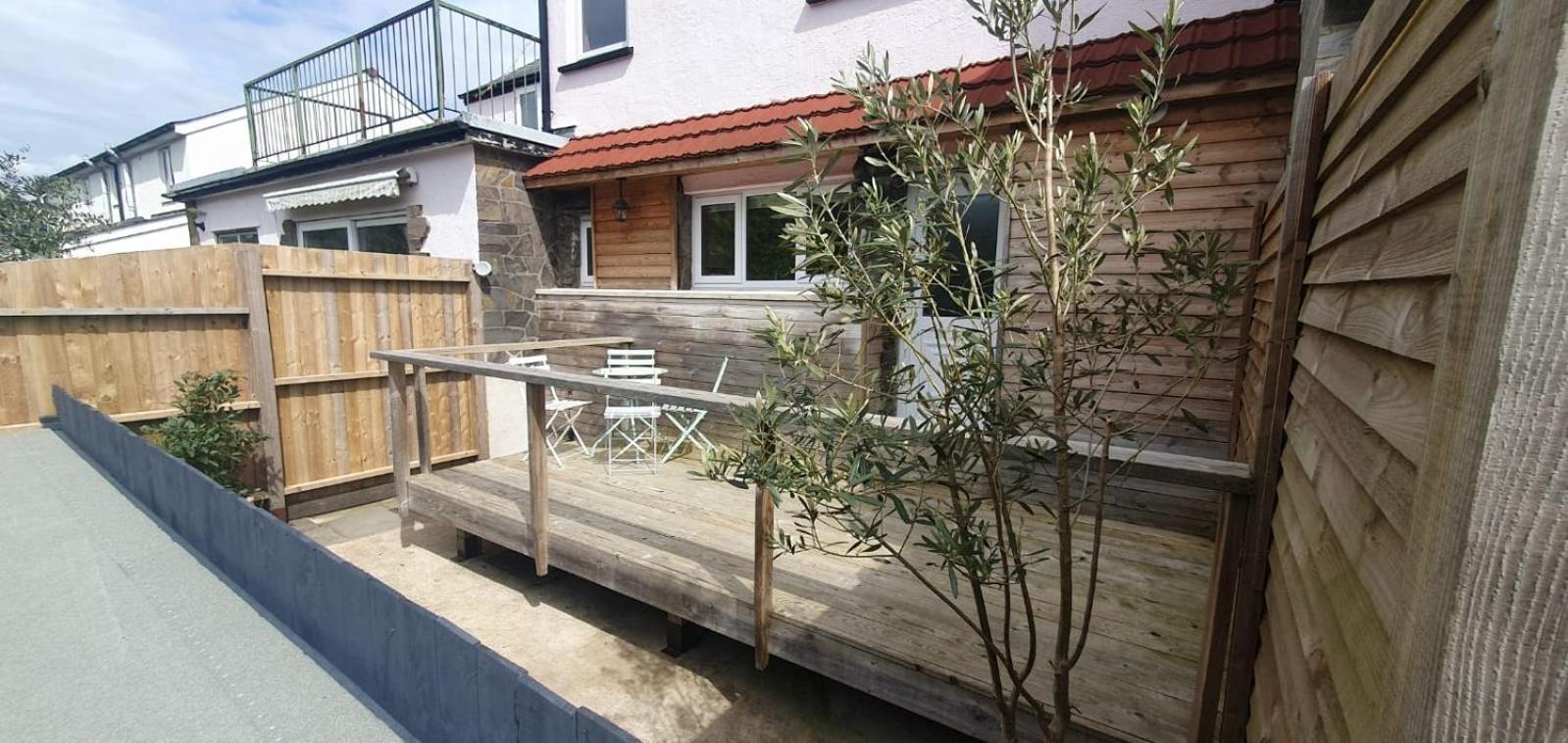 Ty Taf 2 Bed Cottage With Deck & Easy Transport Links Cardiff Exteriör bild