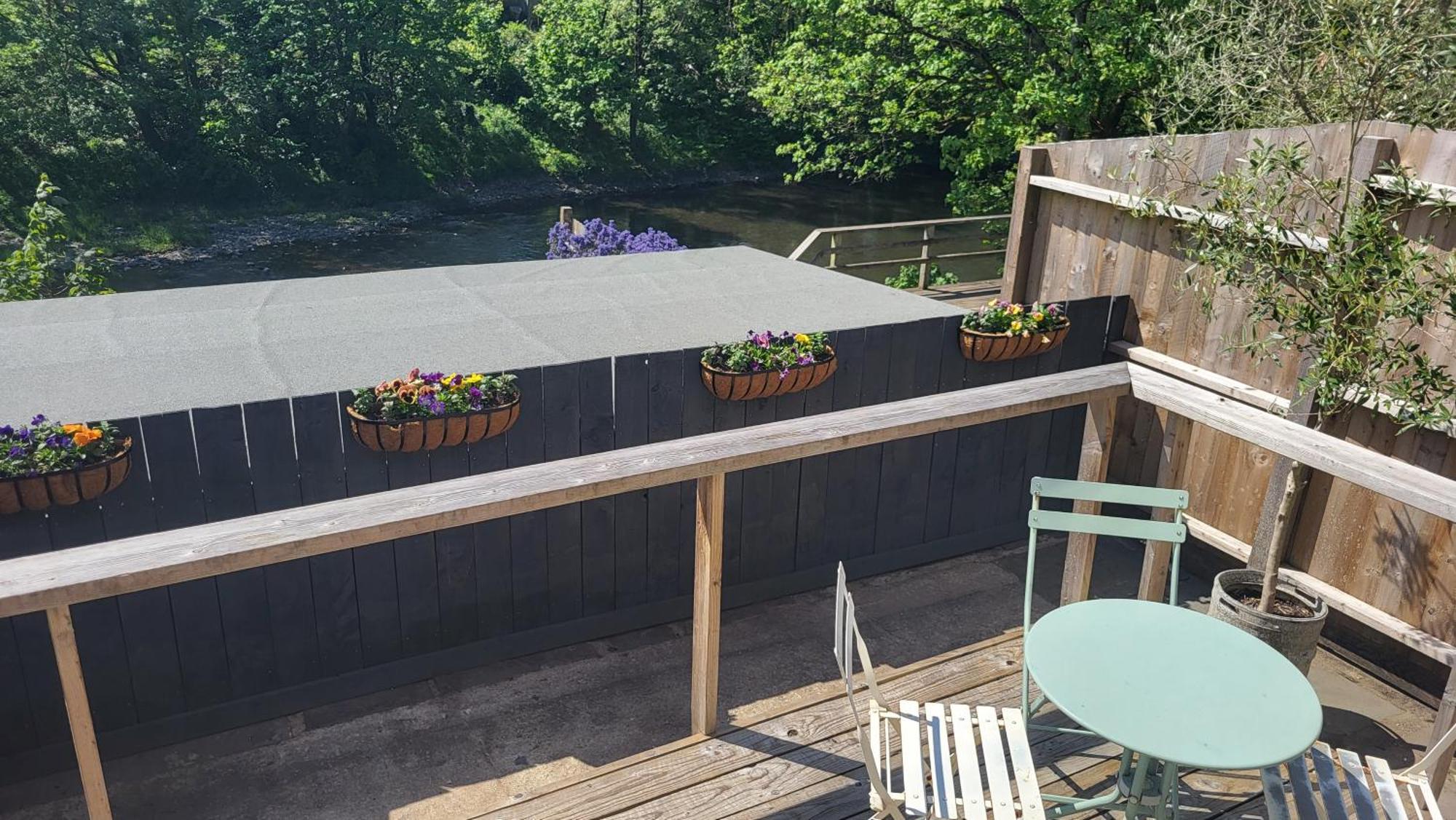Ty Taf 2 Bed Cottage With Deck & Easy Transport Links Cardiff Exteriör bild